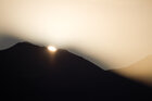 Berge • Luftbild • Fototapeten • Berlintapete • Verschwinden der Sonne unter dem Horizont (Nr. 8056)